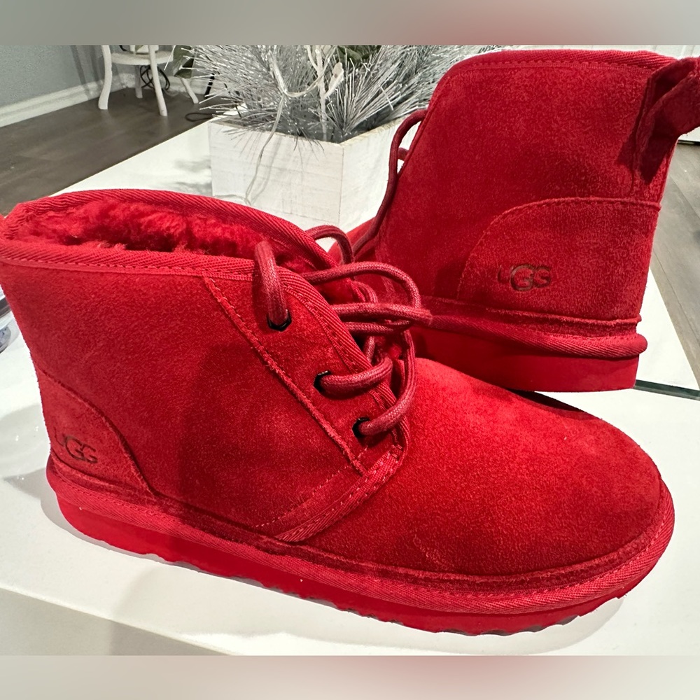 UGG  Neumel II Chukka Boot - Big Kid - Samba Red